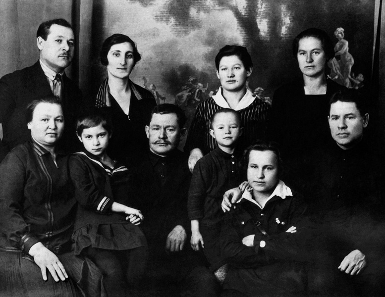 Мартемьян Рютин (крайний справа) с членами семьи и родственниками, январь 1932, г. Москва