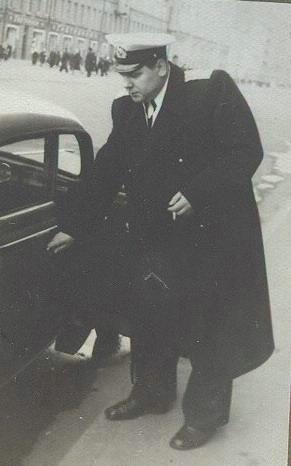 Мужчина у автомобиля, 1960-е
