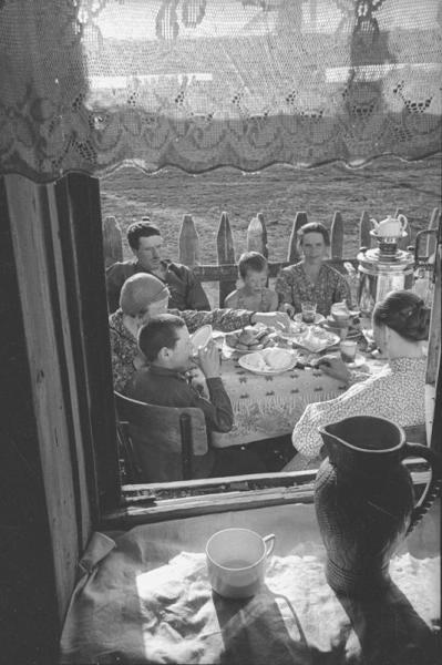 Завтрак в семье колхозника (через окно), 1938 год, Куйбышевская обл.. Ныне Самарская область.