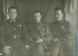 Командный состав 121-й отдельной танковой бригады, 1941 - 1943. Слева направо: старший лейтенант государственной безопасности, начальник особого отдела бригады Николай Емельянович Красножен, подполковник, командир бригады Михаил Васильевич Невжинский и подполковник, заместитель командира по политической части  Зосим Афанасьевич Доровицын.Выставка «Арон Замский: между кадром и боем» с этой фотографией.