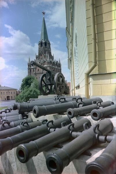 Французские трофейные пушки у стен Арсенала и Троицкая башня Московского Кремля, 1950-е, г. Москва