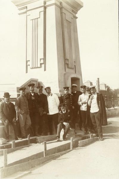 Групповой портрет на мосту, 1907 год