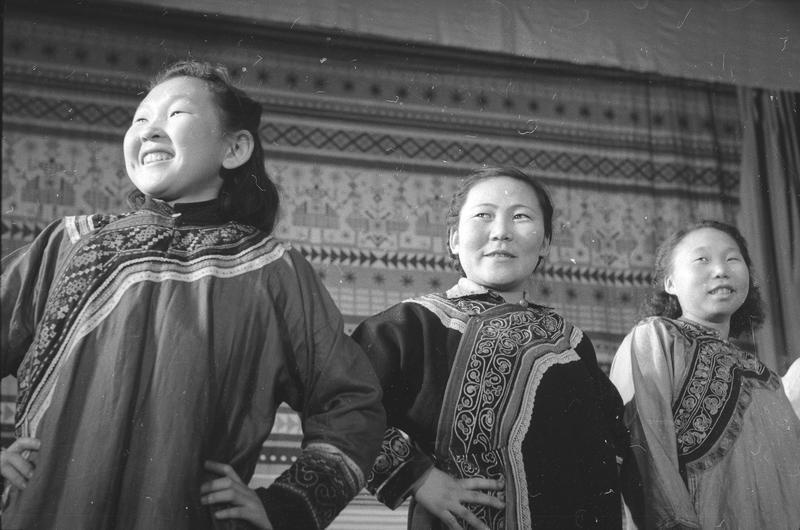 Нанайские женщины в национальной одежде, 1950-е