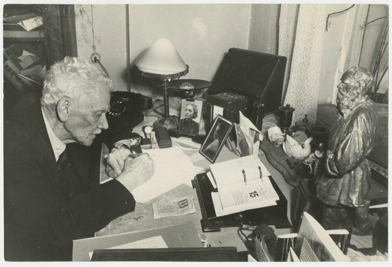 Александр Гольденвейзер в своем рабочем кабинете, февраль 1961, г. Москва. Выставка «Календари» с этой фотографией.