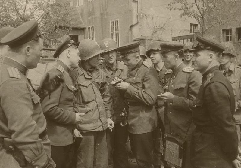 Встреча на Эльбе, 26 апреля 1945, Германия, г. Торгау. Второй справа – Александр Гордеев.