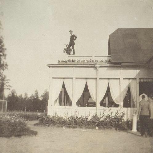 Мужчина на крыше веранды, 1910-е