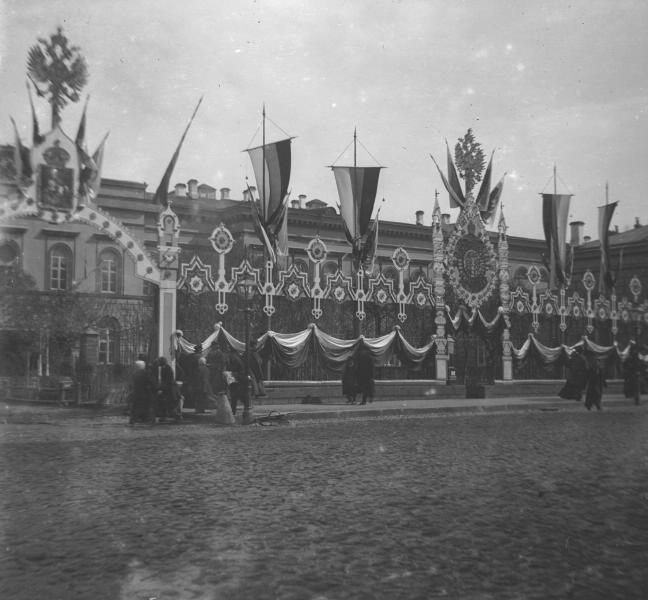 Главный почтамт в дни коронации Николая II, май 1896, г. Москва. Выставки:&nbsp;«Москва праздничная», «Москва. Прогулка по Мясницкой» с этим снимком.