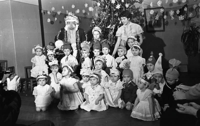 Елка в детском саду, 1958 - 1961. Выставка «Снежинка, зайчик и мушкетер. Карнавальные костюмы на Новый год» с этим снимком.