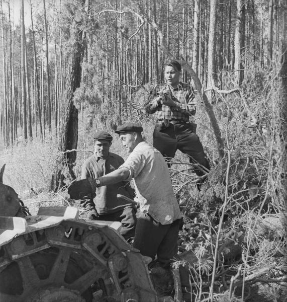 Кинолюбитель Георгий Токмаков снимает рабочих, 1959 год. Рабочие-лесорубы Юрий Санжиев и Иннокентий Воронин.Выставка «За кадром» с этой фотографией.