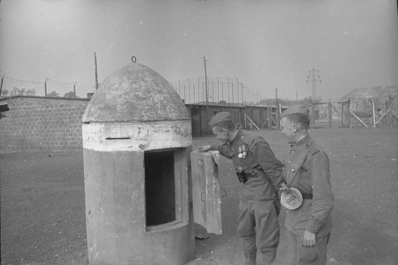 Перед концлагерем, 1 июня 1944 - 31 августа 1945, Германия. Выставка «Холокост» с этой фотографией.&nbsp;