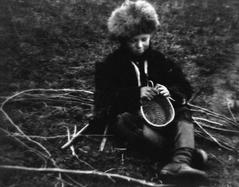 Мальчик, плетущий из лозы корзину, 1930-е