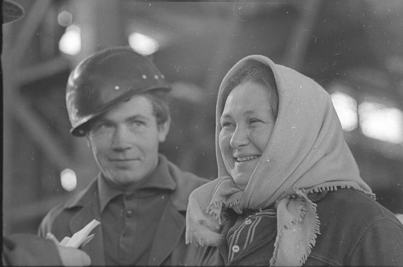 Рабочие - мужчина и женщина - в цехе, 1970-е