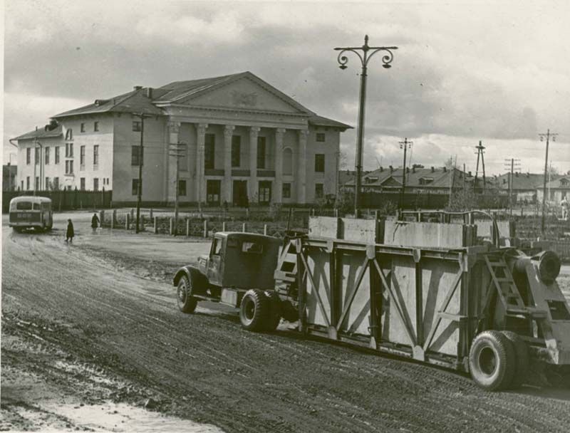 Подвозка деталей (панелей) дома у Клуба строителей, 1960 год, г. Череповец и Череповецкий район