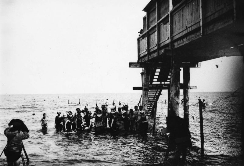 Фотографы организовывают съемку купающихся. Херингсдорф, 1900-е. Выставка «Остались за кадром» с этой фотографией.
