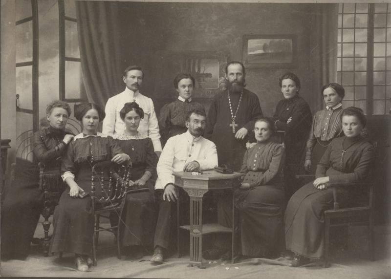 Преподаватели Муромской женской гимназии, 1912 год, Владимирская губ., г. Муром. Выставка «Не принуждать, а развивать!» с этой фотографией.