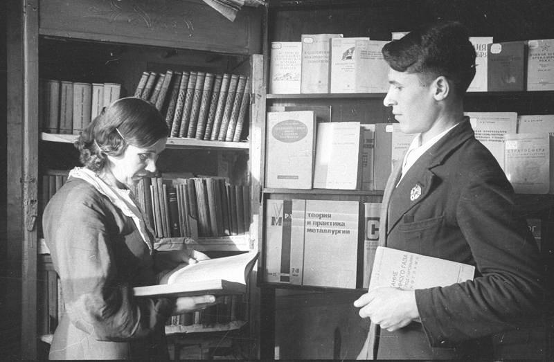 Доменный цех. Цеховая библиотека (рабочий и библиотекарь), 1937 год, г. Магнитогорск