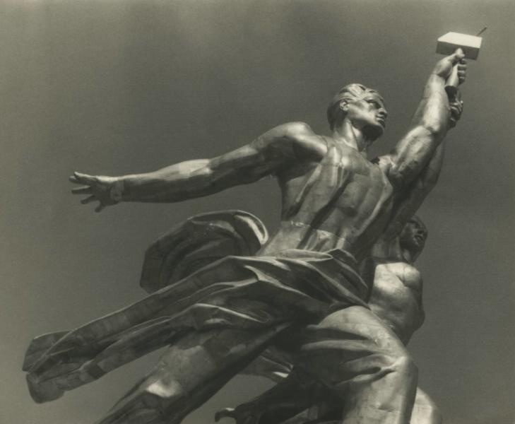 «Рабочий и Колхозница», 1939 год, г. Москва. Скульптор Вера Мухина.Видеовыставка «Звездный час соцреализма» с этой фотографией.&nbsp;