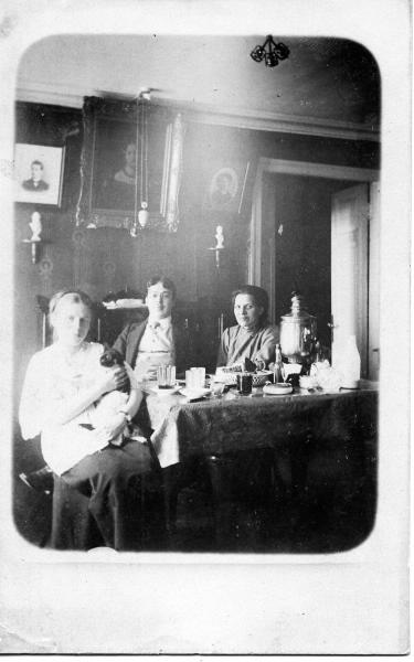Семья за чайным столом, 1914 год