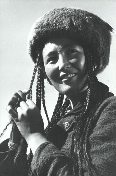 Портрет девушки, 1930-е, Узбекская ССР. Видеолекция «Макс Альперт. "Восстановление фактов"» с этой фотографией.