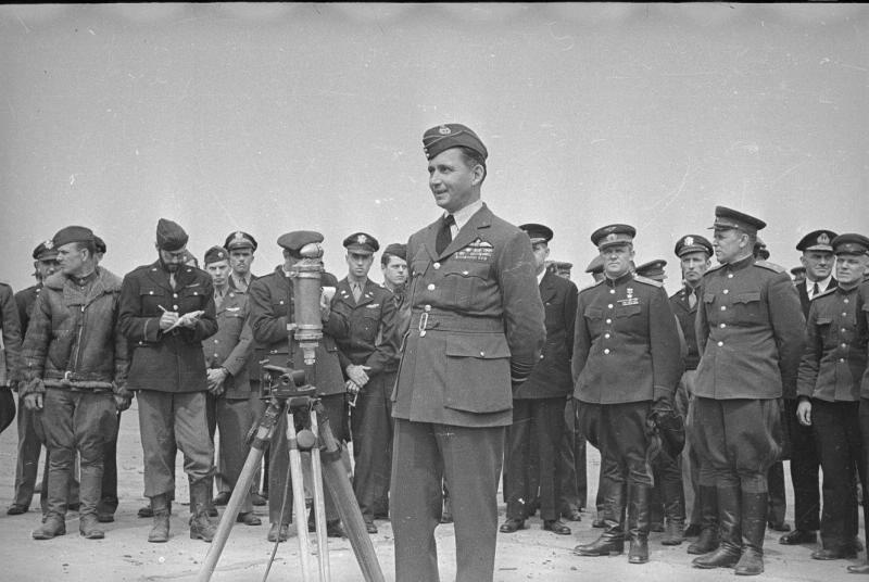 Артур Уильям Теддер на аэродроме перед микрофоном, 7 мая 1945, Германия, г. Берлин