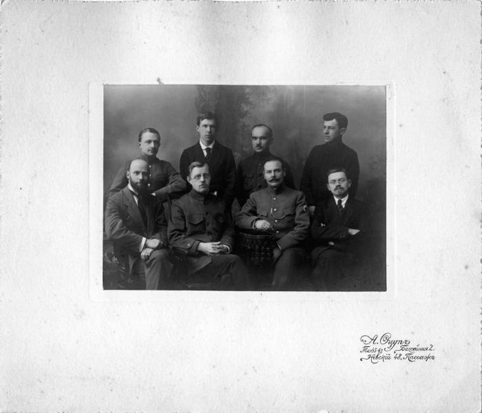 Групповой портрет служащих учреждения, 1910 - 1918, г. Санкт-Петербург. С 1914 по 1924 – Петроград.