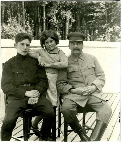 Иосиф Сталин с сыном Василием и дочерью Светланой, 1930-е. Выставка «В кругу семьи: от Ульянова до Ельцина» с этой фотографией.
