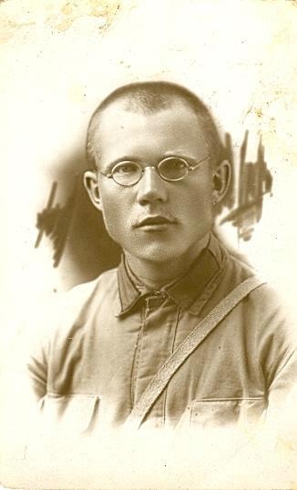 Юноша в очках, 1920 год