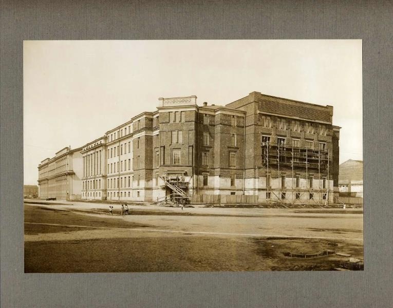 Строящееся здание библиотеки Академии наук, 1914 год, г. Санкт-Петербург. Ныне – Библиотека Академии наук.Выставка «Библиотеки» с этой фотографией.