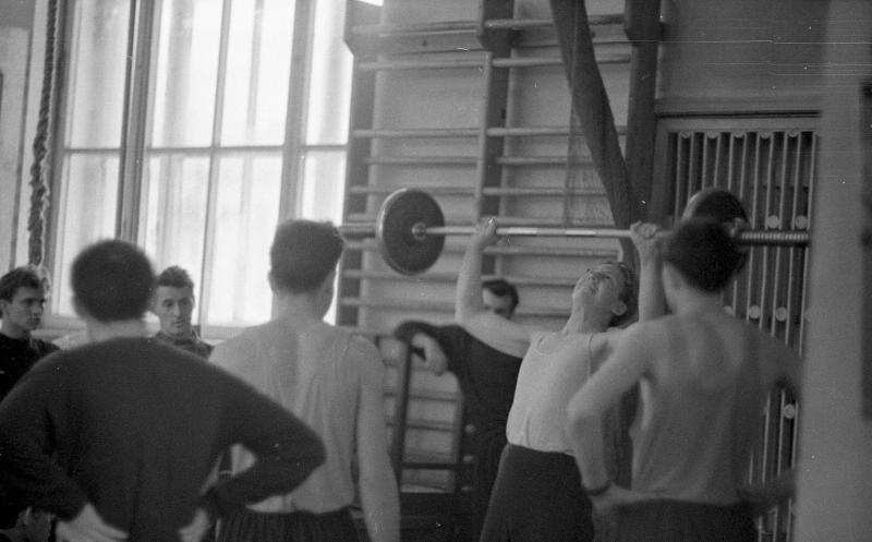 На зянятиях тяжелой атлетикой, 1963 - 1964, г. Москва