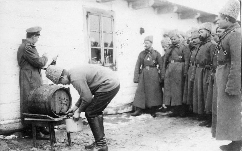 Раздача красного вина в первый день Рождества, 1915 год