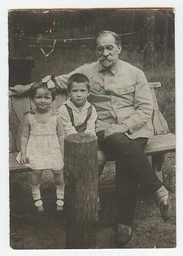 Архитектор Александр Гребенщиков с детьми, 1920 - 1930