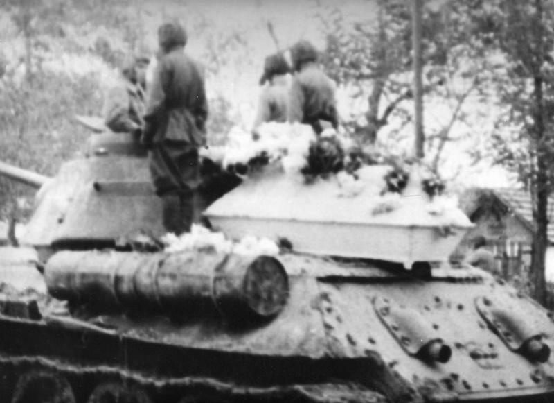 Похороны комбата 3 танкового батальона 27-й гвардейской танковой бригады Ефимова, погибшего в Венгрии в декабре 1944 года, 1944 год