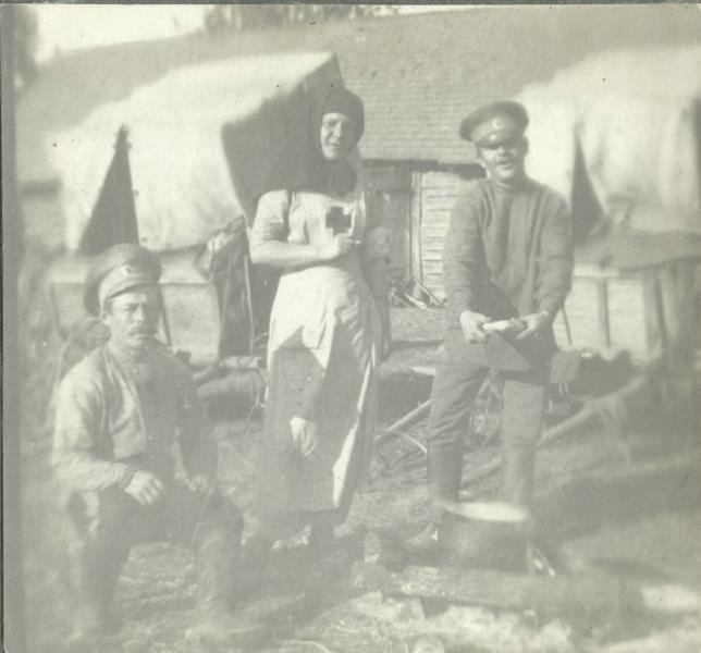 Групповой портрет двух солдат с медсестрой, 1914 - 1918, Россия