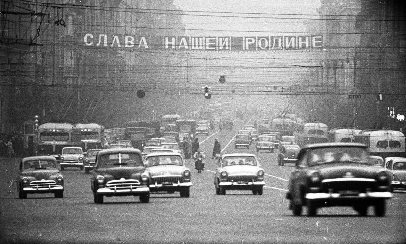 Москва, 1961 год, г. Москва. Видео «За рулем» и выставка «Московский троллейбус» с этой фотографией. 