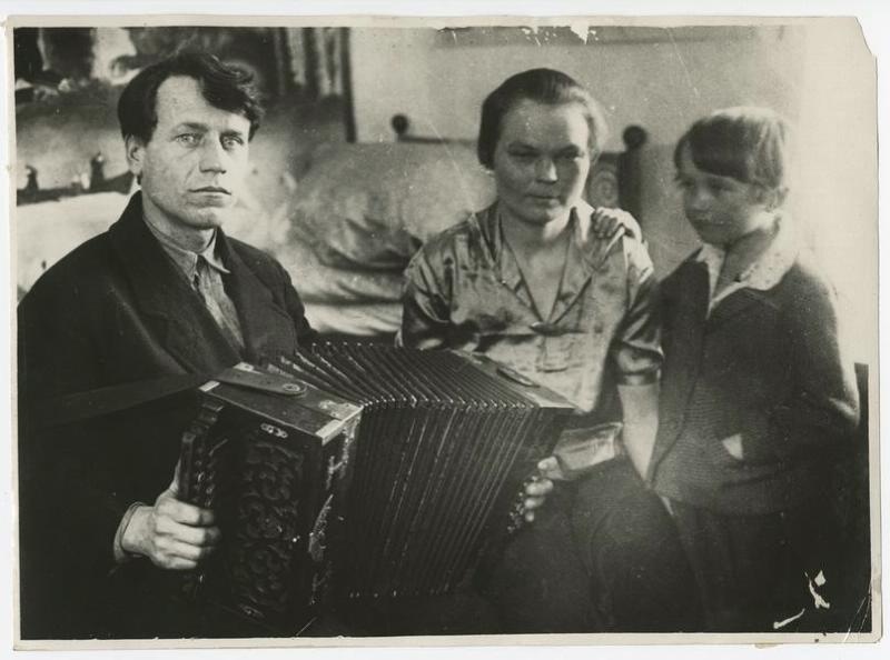 Лучший работник магнитогорской конторы Н. П. Васильев с семьей, 1930-е, г. Магнитогорск
