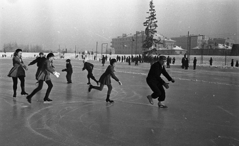 Юные фигуристы на катке московского стадиона Юных пионеров, 1947 год, г. Москва