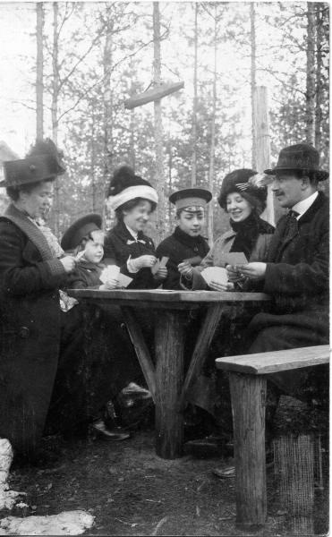 Семья за игрой в карты, 1914 год