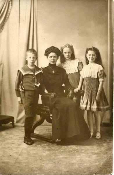 Портрет Анны Павловны Пальмцвейг с детьми, 1904 - 1909, г. Псков