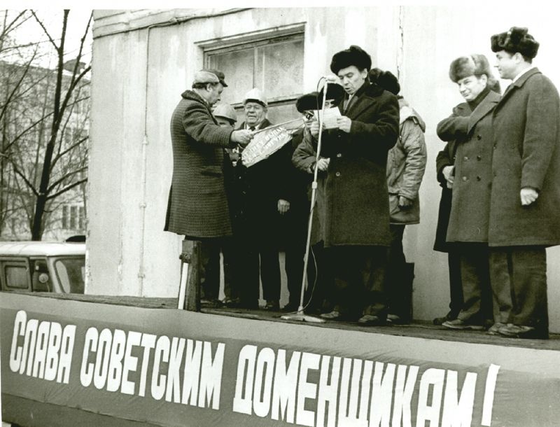 На митинге в день открытия памятной мемориальной доски на бульваре Доменщиков. Выступает Г.И. Шабаленков, секретарь парткома ЧМЗ, 7 января 1983, г. Череповец