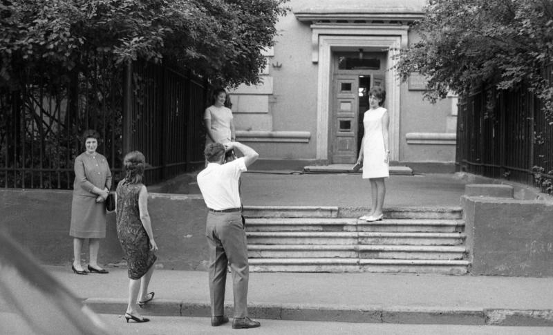 У дверей школы № 135 в Большом Гнездниковском переулке, 1967 год, г. Москва