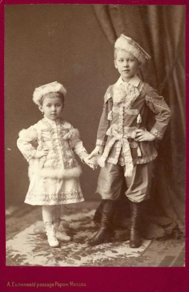 Портрет мальчика и девочки в карнавальных костюмах, 1880-е, г. Москва