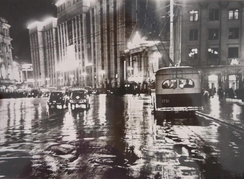 Охотный ряд, 1947 год, г. Москва (Москва и Московская область). Выставки&nbsp;«Мягкий свет фонарей» и «Московский троллейбус» с этой фотографией. 