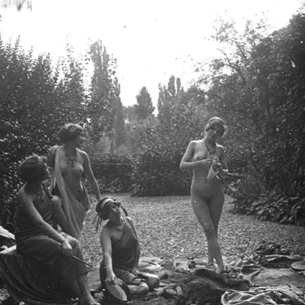 Группа обнаженных и полуобнаженных девушек на поляне, 1890 - 1909