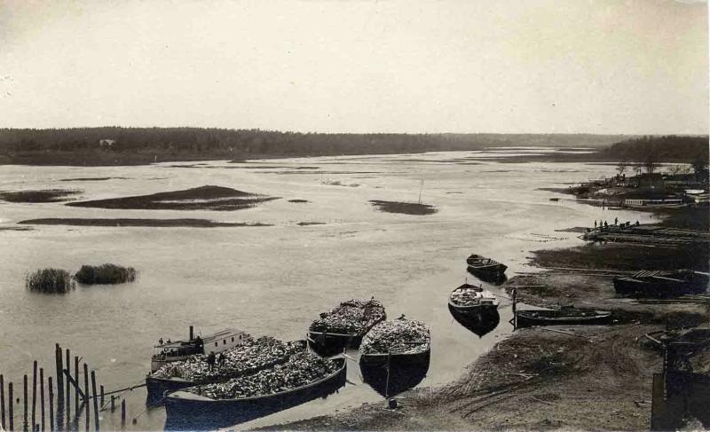 Речной пейзаж с гружеными лодками, 1910-е