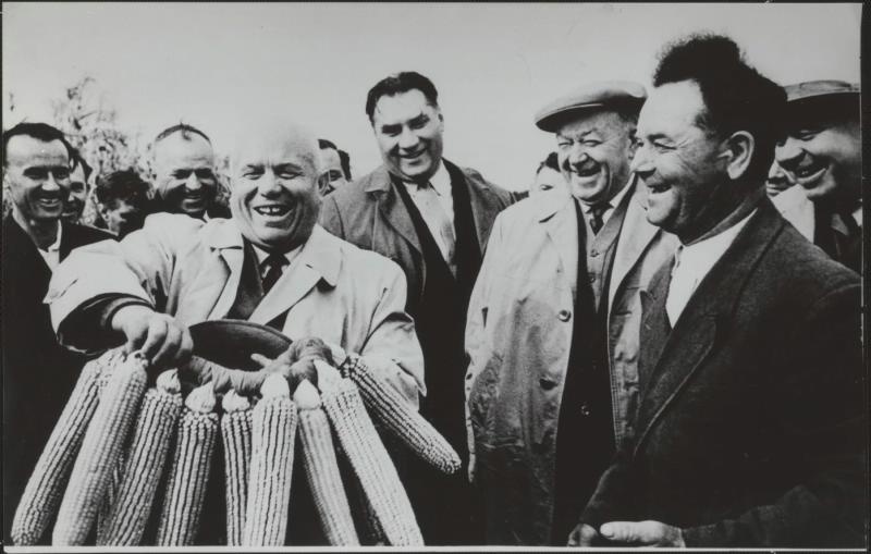Первый визит Никиты Хрущева в США, 15 - 27 сентября 1959, США. Видео&nbsp;«Никита Хрущев: "Mother of Kuzma"», «Царицы полей» и выставка «Лидеры СССР за границей» с этой фотографией.
