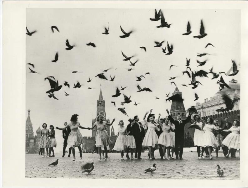 Выпускники московских школ на Красной площади, 1962 год, г. Москва. Выставка «Молодежь 1960-х» с этой фотографией.&nbsp;