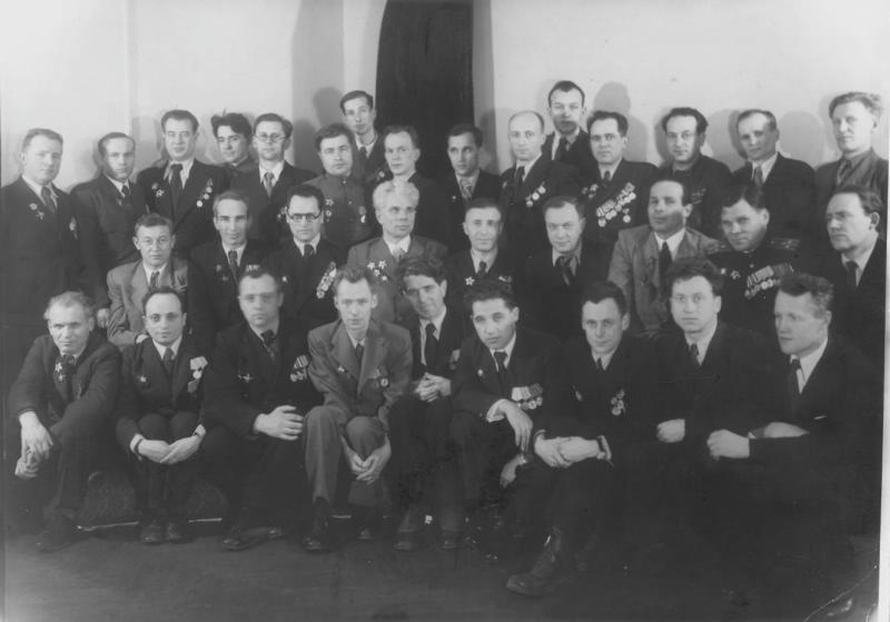 Групповой портрет: четвертый слева в первом ряду – фотограф Сергей Коршунов, 1950-е