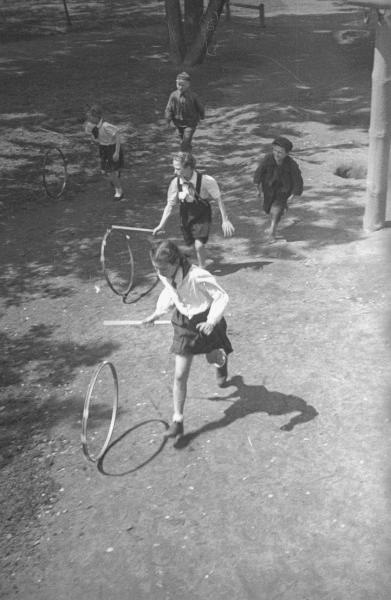 Девочки-пионерки с обручами, 1945 год. Выставка «Узники военных мгновений» с этой фотографией.