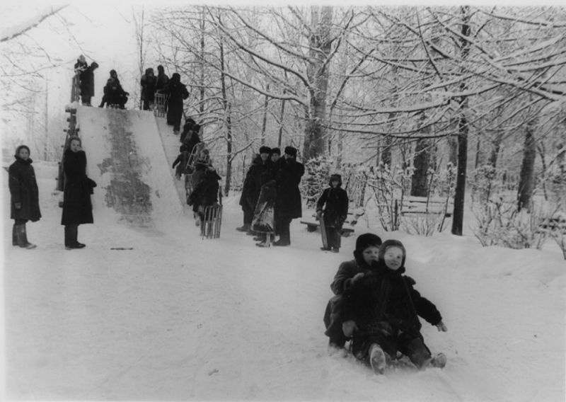В городском парке зимой, январь 1959, г. Череповец. Выставка «Парк собирает друзей» с этой фотографией.&nbsp;