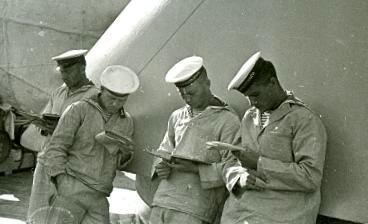 В минуты отдыха. Краснофлотцы-пограничники сторожевого корабля «Дзержинский», 1936 год